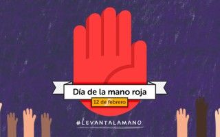 ¡Levantemos nuestra mano roja!