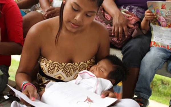 Con nanas y arrullos los bebés se acercan a la literatura