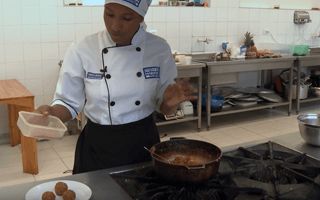 ¿Cómo hacer cocadas con sabor a naranja?