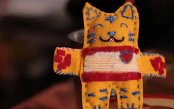 Cómo hacer un muñeco de fieltro