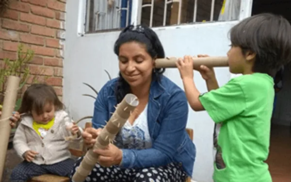 ¿Cómo hacer un palo de agua o palo de lluvia con material reciclable?