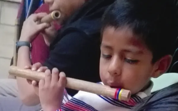 A hablar kamëntsá se aprende cantando